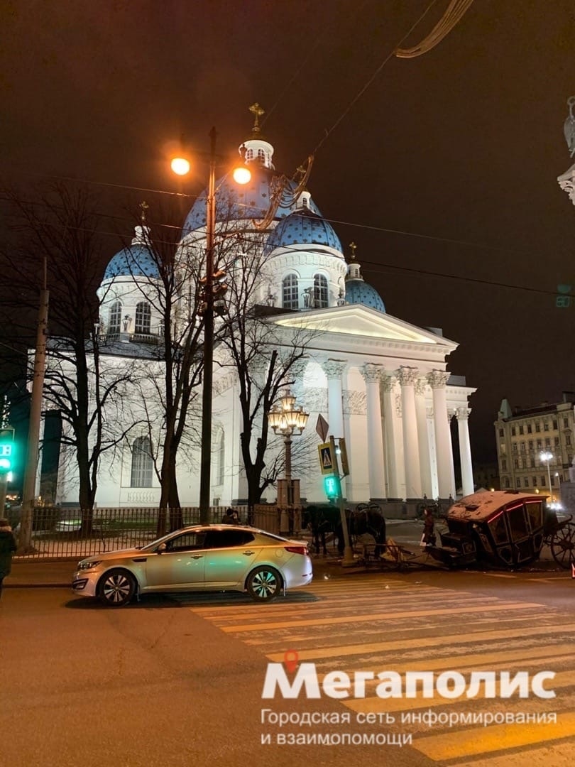 ДТП возле Троицкого собора. Фото https://vk.com/spb_today
