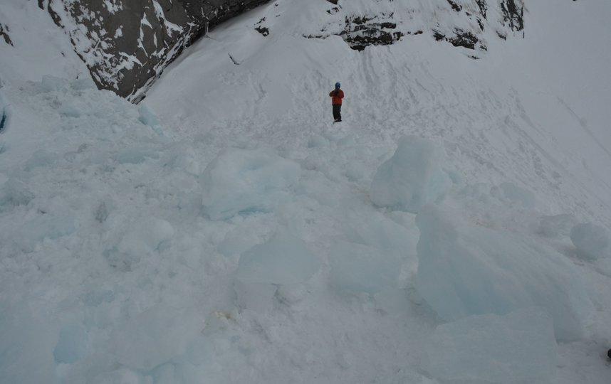 Вот эти глыбы льда рухнули на людей. Фото МЧС Камчатка