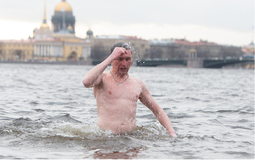 Вот так было в Крещение в 2020 году у Петропавловской крепости. Фото "Metro"