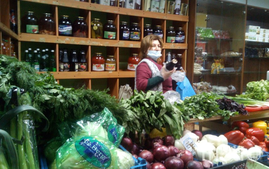 Продавец Сабина из "Овощного на Ленина" знает всех постоянных покупателей. Фото Людмила Сагайдачная, "Metro"
