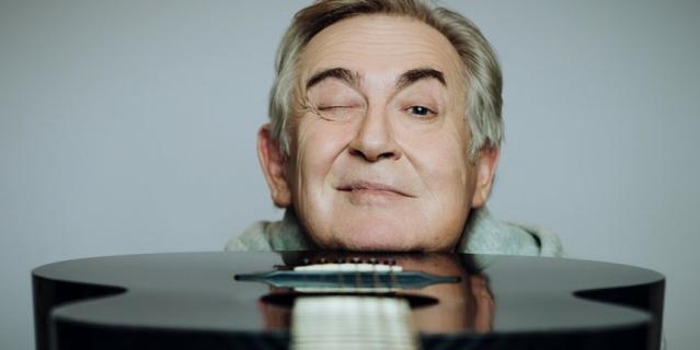 Юрий Стоянов в детстве самостоятельно научился играть на гитаре. Юрий Стоянов в детстве самостоятельно научился играть на гитаре.