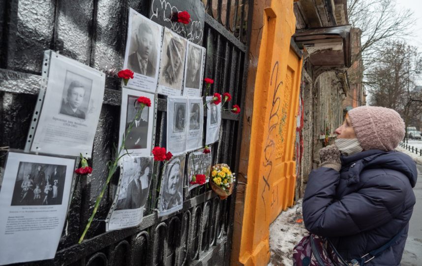 Потомки блокадников. Блокадники в Питере. Памятники ленинградцам-блокадникам в Питере. Блокадные места в Петербурге. Памятник ленинградцам блокадникам Омск.