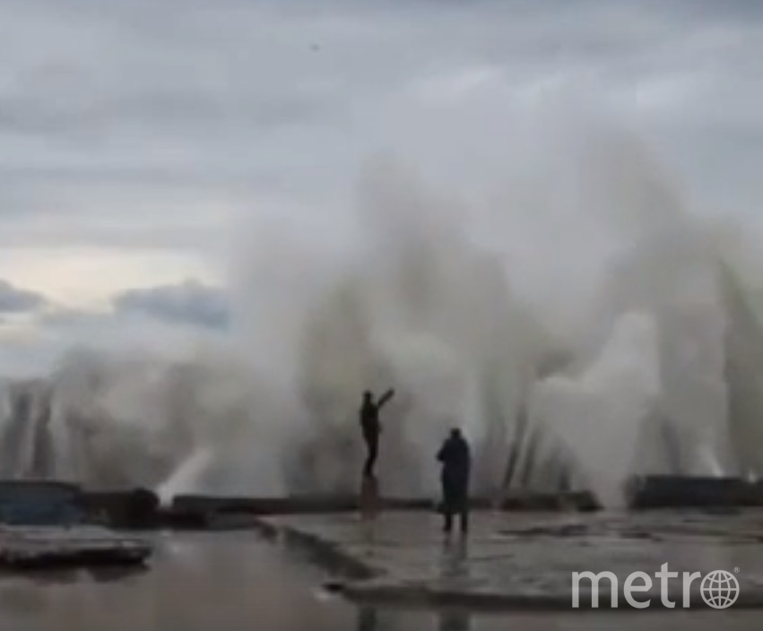 Мощная волна накрыла россиян во время фотосессии в Сочи: как это выглядело – видео