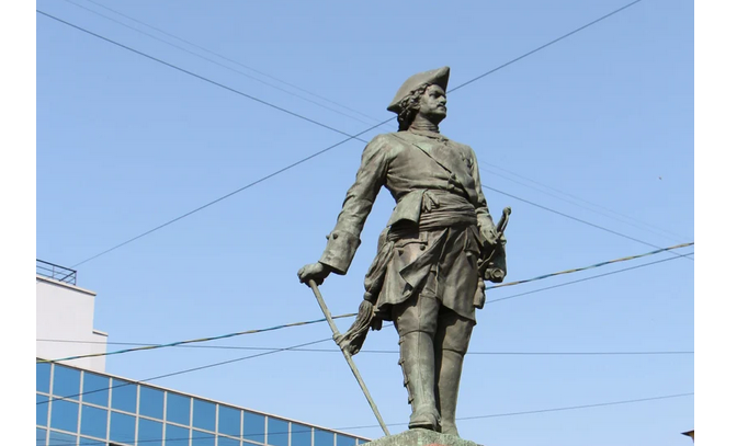 Петропавловская крепость в санкт петербурге памятник петру. Памятник Петру в Петропавловской крепости. Статуя Петра 1 в Санкт-Петербурге в Петропавловской крепости. Памятник Петру 1 на Сампсониевском проспекте. Памятник Петру 1 у Сампсониевского собора.