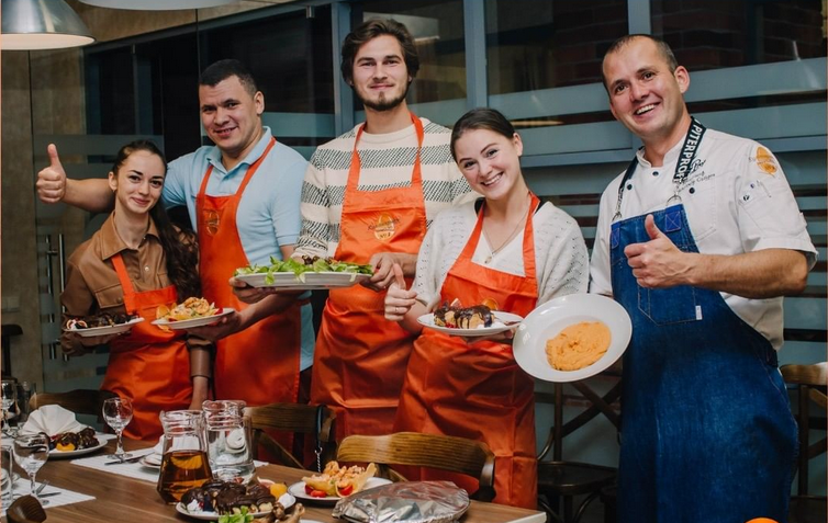 На кулинарных мастер-классах бывает очень весело – ну и очень вкусно по умолчанию. Фото https://www.instagram.com/culinary_school_1/