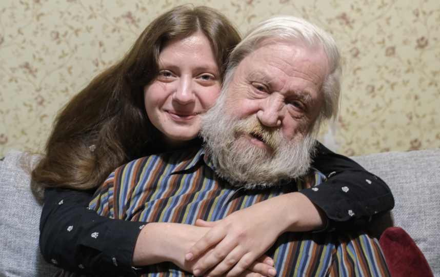 Дмитрий Андреевич со старшей внучкой Аней. Фото Алена Бобрович, "Metro"