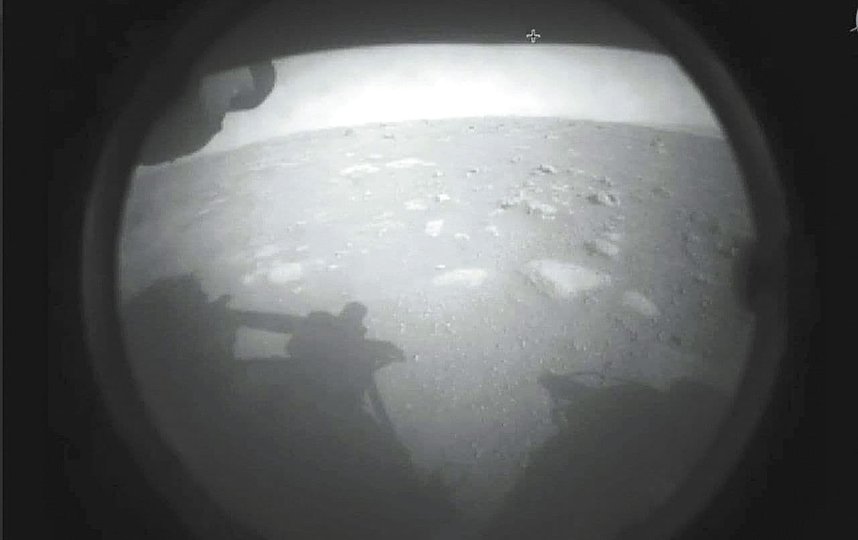 Первое фото поверхности Марса с ровера Perseverance, которое он прислал на Землю. Фото nasa.
