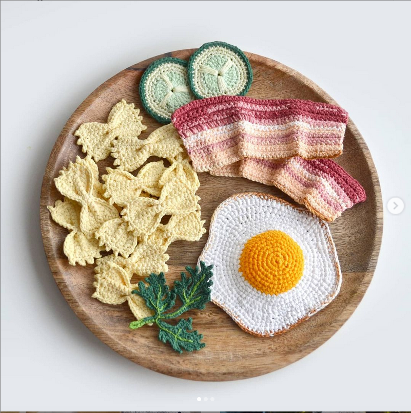 Мастер "готовит" продукты: макароны, рыбу, мясо, фрукты, овощи – да все что угодно. Фото instagram.com@pelyushenko_craft
