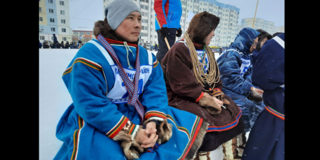 Оленеводы оценивают своих соперников. Оленеводы оценивают своих соперников.