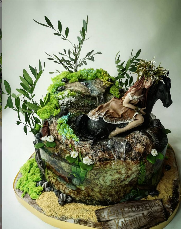 Занимается сладким искусством Татьяна около 10 лет. В её портфолио самые разнообразные торты. Фото Скриншот Instagram: @holodtsova.tort
