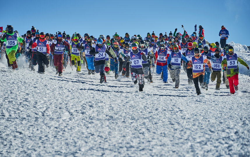 Участники сначала бежали стометровку, а потом ехали с горы 3480 метров на лыжах или сноуборде. Фото redbullcontentpool