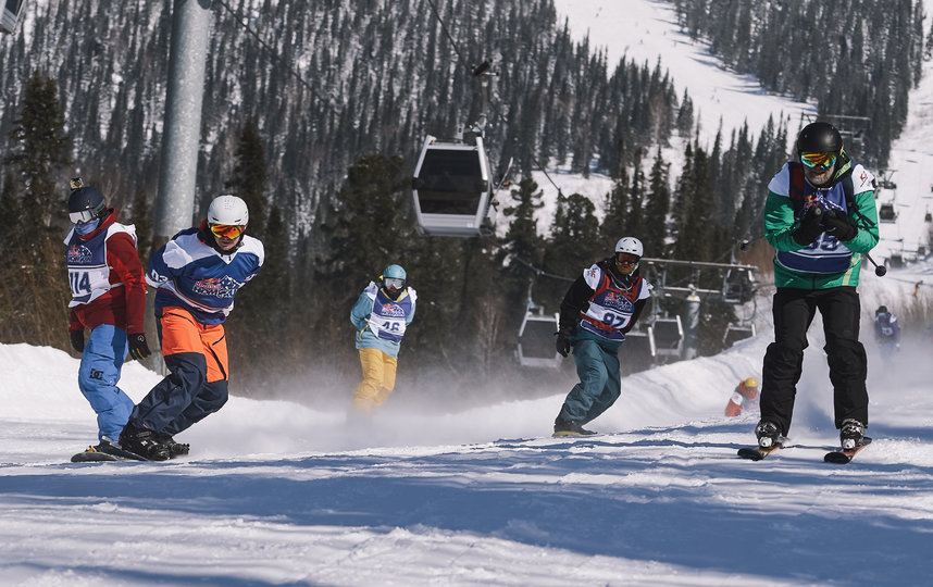 Соревнования в необычном формате прошли в России во второй раз. В начале марта гонка лыжников и сноубордистов состоялась в Сочи. Фото redbullcontentpool