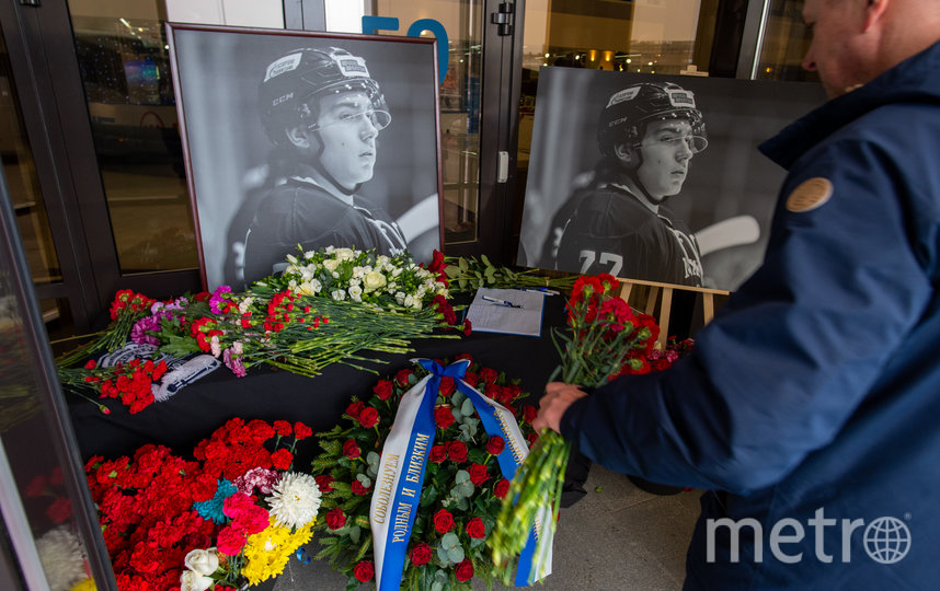 Горожане кладут цветы около снимка и оставляют записи в книге. Фото Святослав Акимов., "Metro"