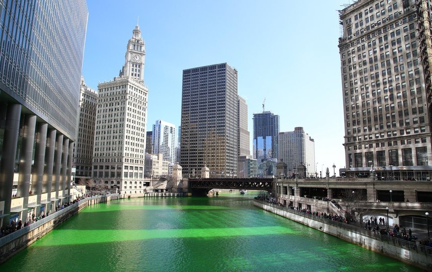 Река в Чикаго традиционно окрашивается в зелёный  цвет. Фото pixabay