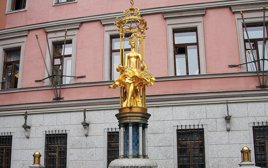 В центре скульптурной композиции установлена позолоченная скульптура принцессы Турандот. Фото mos.ru