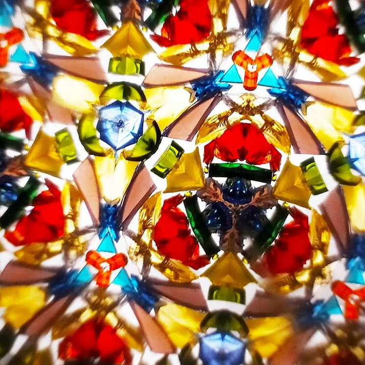 Помните, как из цветных осколков стекла складываются удивительные узоры. Фото instagram.com@woodheart24