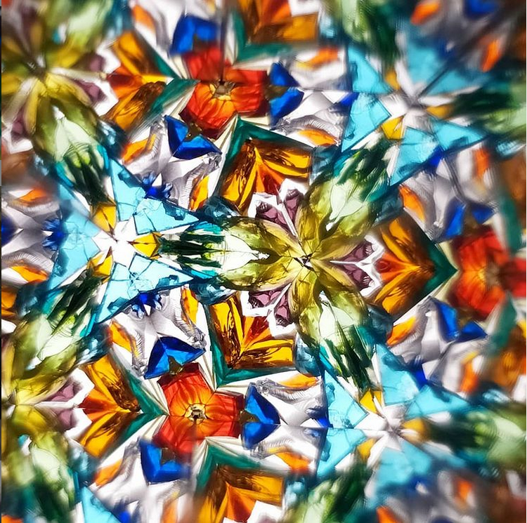 Помните, как из цветных осколков стекла складываются удивительные узоры. Фото instagram.com@woodheart24