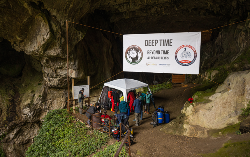 У входа в пещеру живут учёные, наблюдающие за состоянием участников. Фото Human Adaption Institute