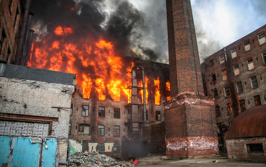 Пожару присвоили самый высокий номер сложности. Фото 78.mchs.gov.ru