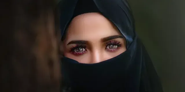 Хиджаб - накидка, скрывающая тело и лицо, которую мусульманки надевают при выходе на улицу.
