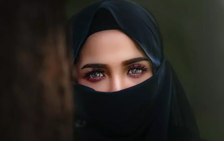 Хиджаб - накидка, скрывающая тело и лицо, которую мусульманки надевают при выходе на улицу. Фото Pixabay