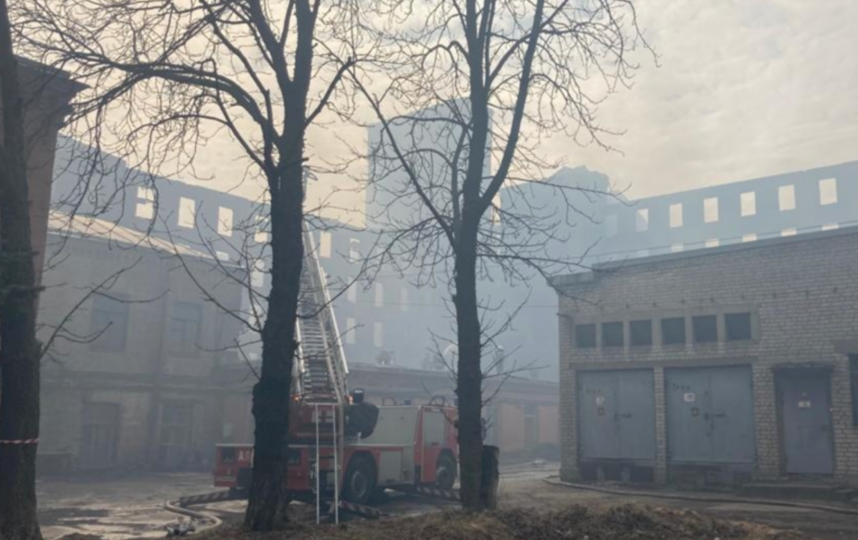 Спасатели планируют сегодня окончательно потушить пожар. Фото kgiop.gov.spb.ru.