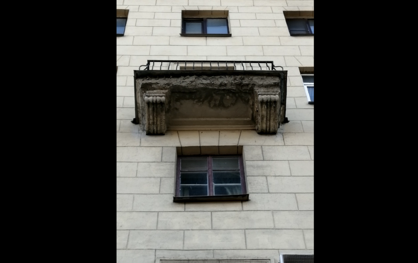Балкон, с которого вчера отвалился кусок фасада. Фото предоставила Елена Секретная