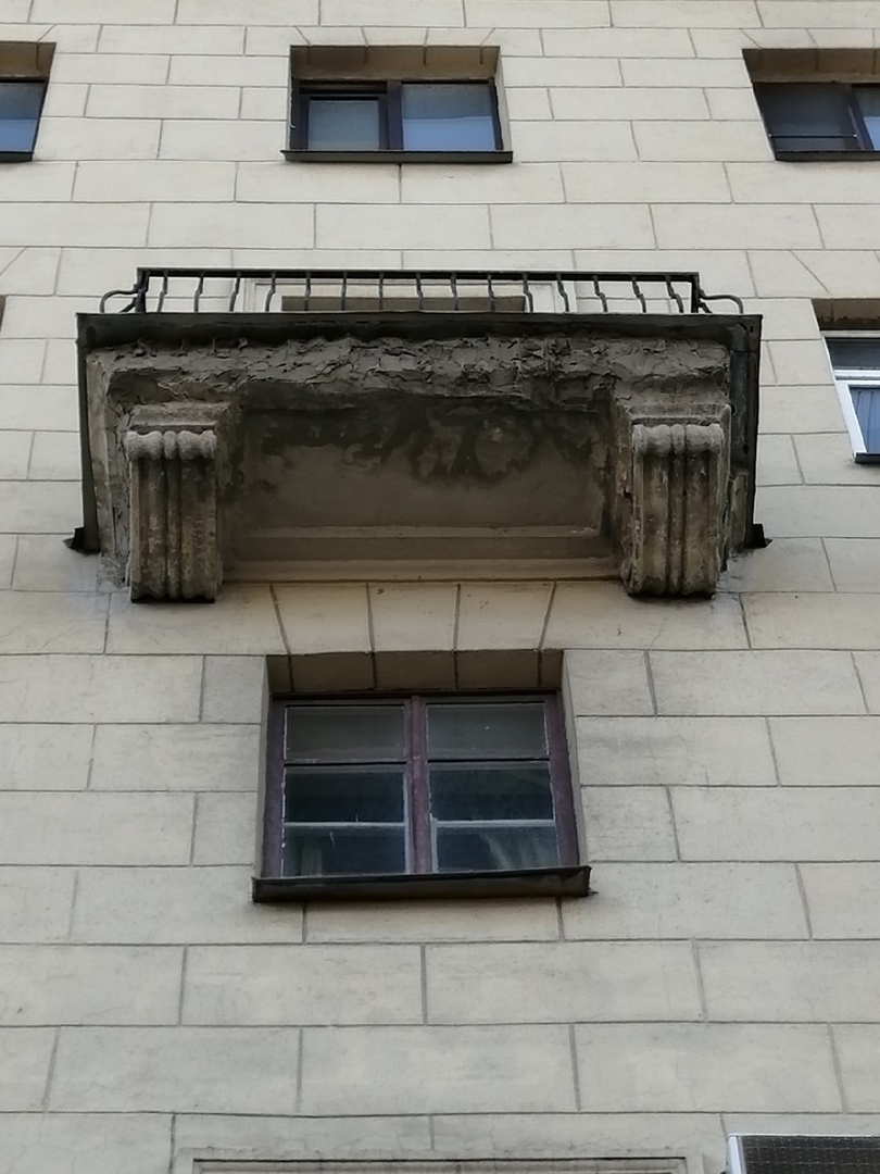 Балкон в доме на пересечении Московского проспекта и Бассейной улицы. Фото предоставила Елена Секретная