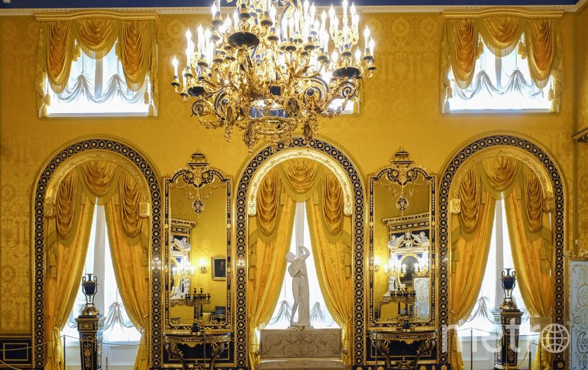 Для Лионского зала специалисты изготовили 320 метров ткани "золотой бутон". Фото Алена Бобрович., "Metro"
