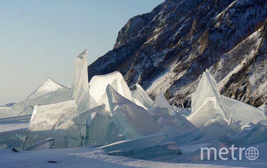 На Байкале дайверы открыли купальный сезон: они проплыли между ледяных игл