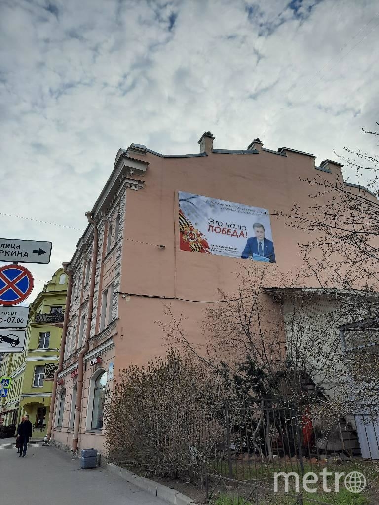 Рекламный баннер на доме 51 по Кронверкскому проспекту. Фото с портала "Наш Санкт-Петербург", "Metro"