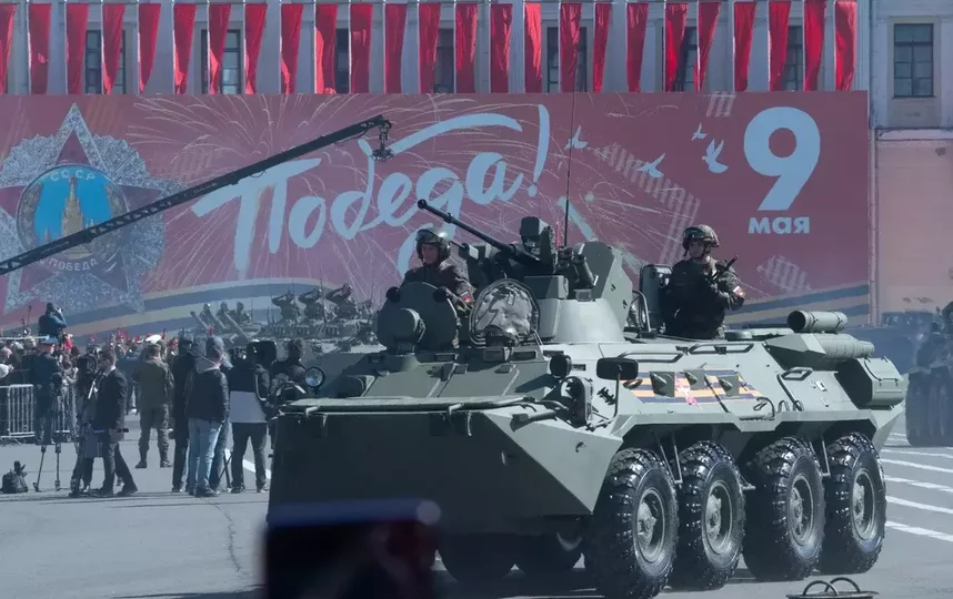 Парад военной техники на Дворцовой площади. Фото Святослав Акимов, "Metro"