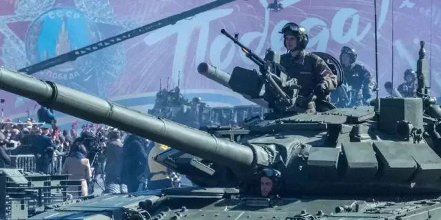 Парад военной техники на Дворцовой площади.