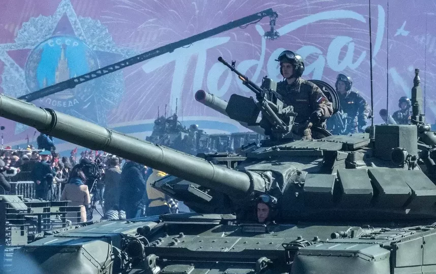 Парад военной техники на Дворцовой площади. Фото Святослав Акимов, "Metro"