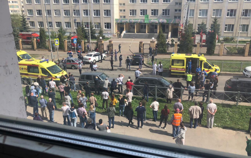 В Казани открыли стрельбу в школе. Фото очевидцев.