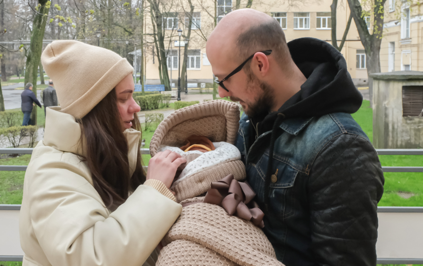 Счастливые родители с новорождённым Фёдором Михайловичем. Фото Алена Бобрович, "Metro"