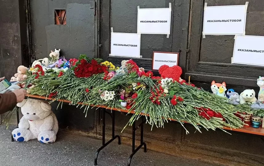 Стихийный мемориал был организован возле здания постоянного представительства Татарстана в Петербурге. Фото Святослав Акимов, "Metro"