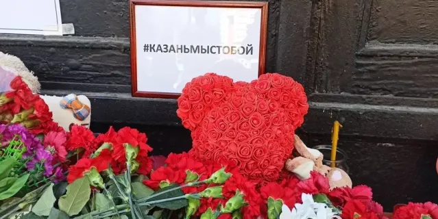 Стихийный мемориал в честь погибших при нападении на казанскую школу. Петербург, 2021.
