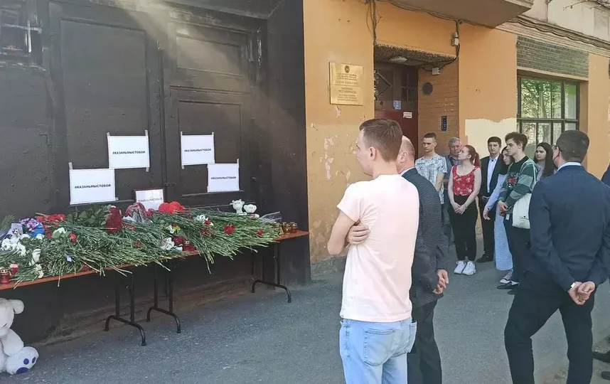 Люди оставляют возле здания постоянного представительства Татарстана не только цветы, но и игрушки. Фото Святослав Акимов, "Metro"