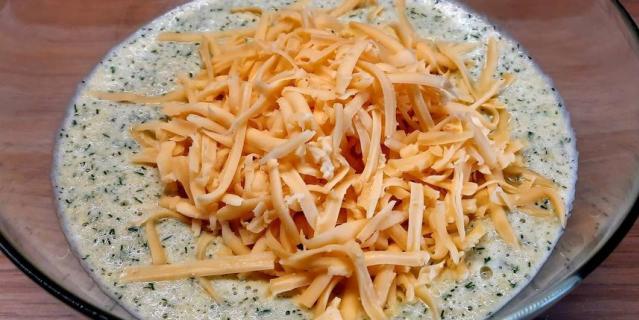 Пошаговый рецепт картофельных блинчиков с сыром и зеленью.