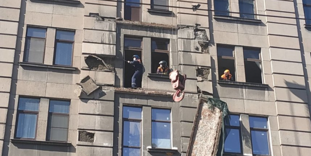 Демонтаж балконов на Кирочной улице, архивное фото.