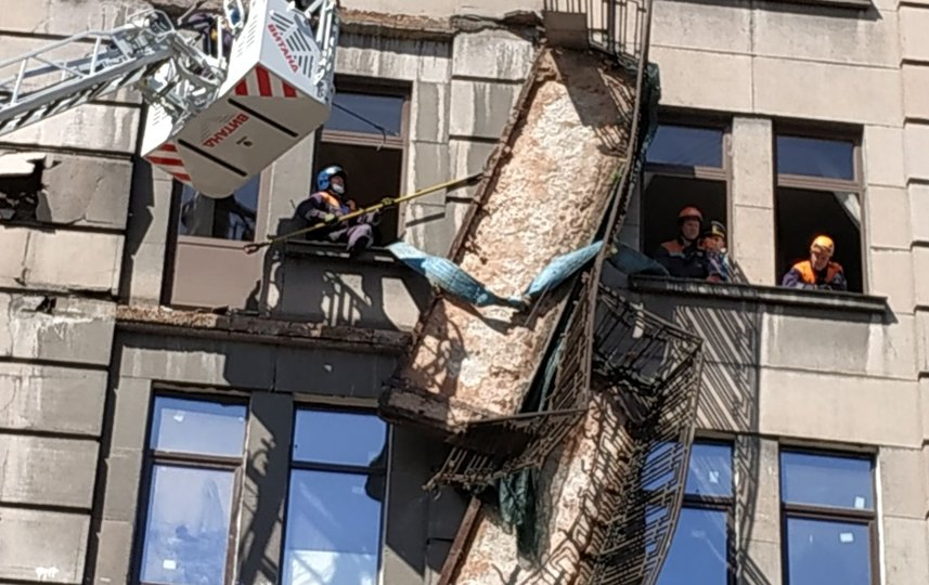 Демонтаж балконов на Кирочной улице, архивное фото. Фото ГУ МЧС РФ по Санкт-Петербургу
