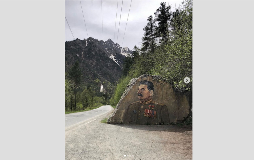 С обратной стороны этого камня изображён осетинский поэт Коста Хетагуров. Фото Скриншот Instagram @red__liffe