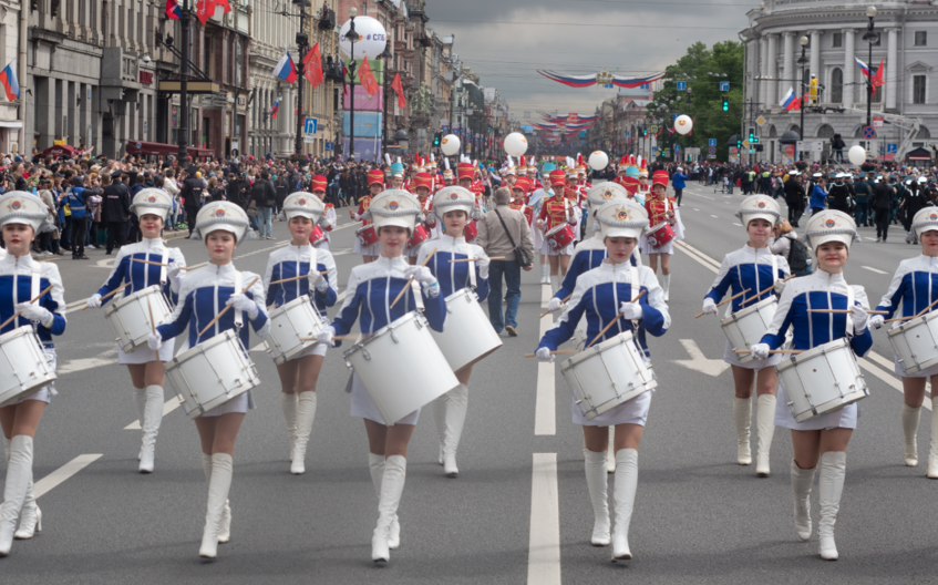 19 мая спб. Барабанщицы на параде. День города Санкт-Петербурга. Парад барабанщиков 2019 СПБ рекорд Гиннесса. Барабанщицы фото.