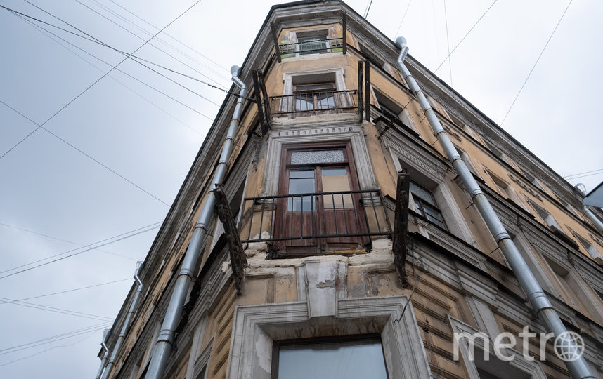 В центре города продолжается демонтаж аварийных балконов на исторических зданиях. Фото Святослав Акимов, "Metro"