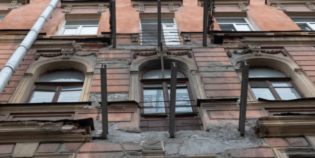В Петербурге демонтируют 33 аварийных балкона на исторических зданиях.