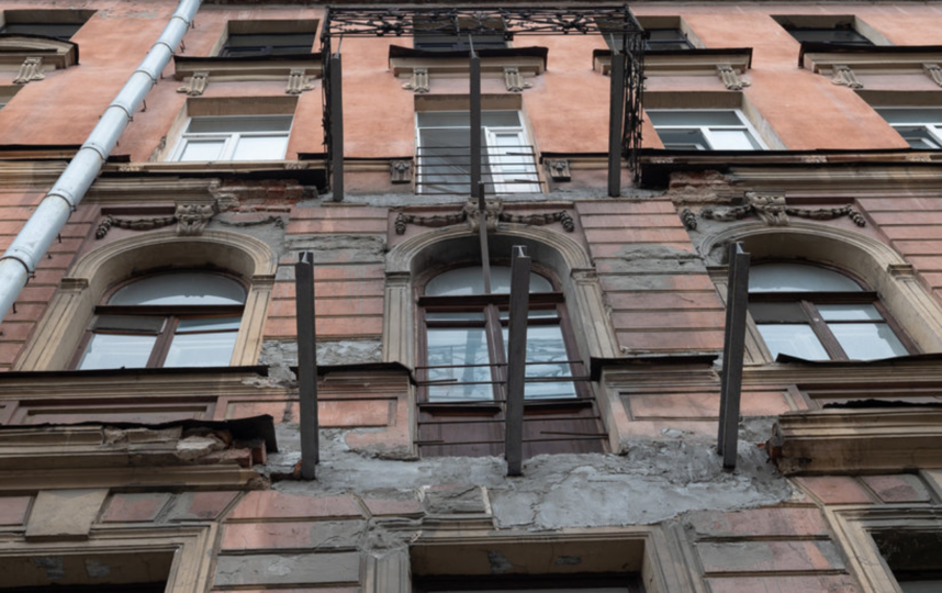 В Петербурге демонтируют 33 аварийных балкона на исторических зданиях. Фото Святослав Акимов., "Metro"
