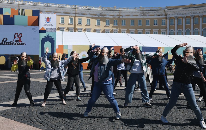 Все желающие смогут принять участие в массовом танце в масках Федора Михайловича Достоевского. Фото Предоставлено организаторами. 