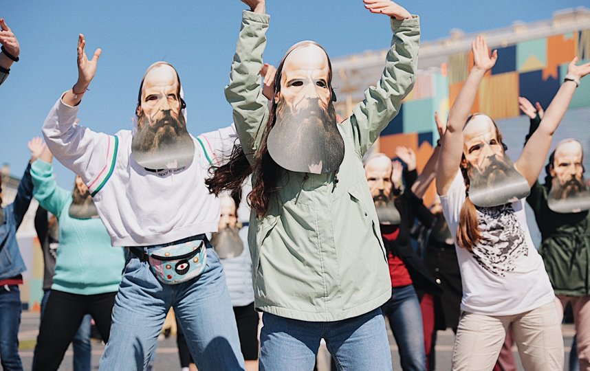 Все желающие смогут принять участие в массовом танце в масках Федора Михайловича Достоевского. Фото Предоставлено организаторами. 