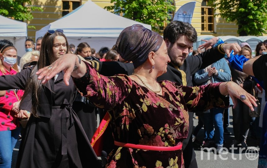 Кавказский зажигательный танец объединил все национальности. Фото Алена Бобрович, "Metro"
